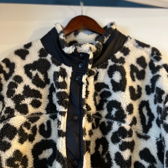 Old navy fleece leopard button jacket - Picture 2 of 4